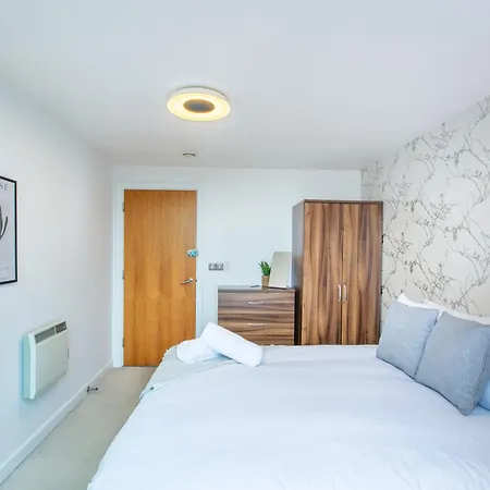 Stylish Leeds Stay Near Lgi & University Apartment