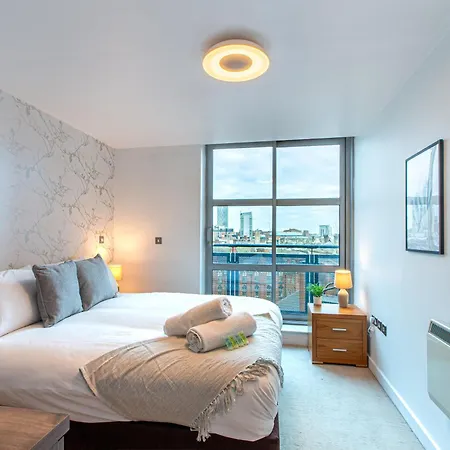 Stylish Leeds Stay Near Lgi & University Apartment