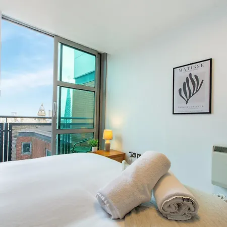 Stylish Leeds Stay Near Lgi & University Apartment