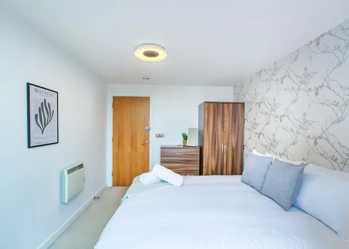 Stylish Leeds Stay Near Lgi & University Apartment