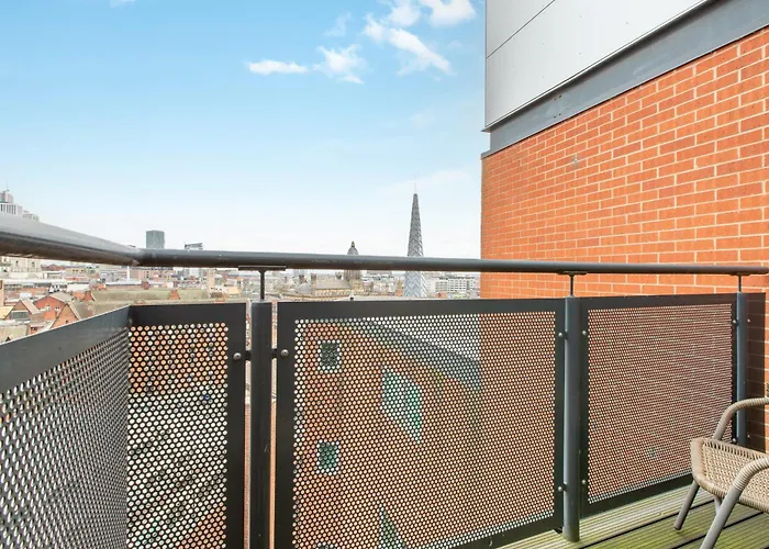 Stylish Leeds Stay Near Lgi & University Apartment
