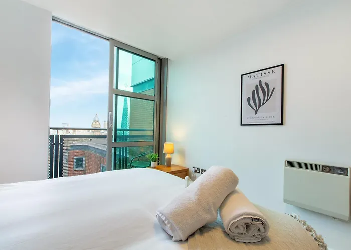 Stylish Leeds Stay Near Lgi & University Apartment